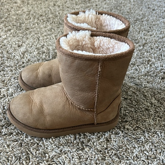 UGG size 12 kids boots. - Picture 3 of 4